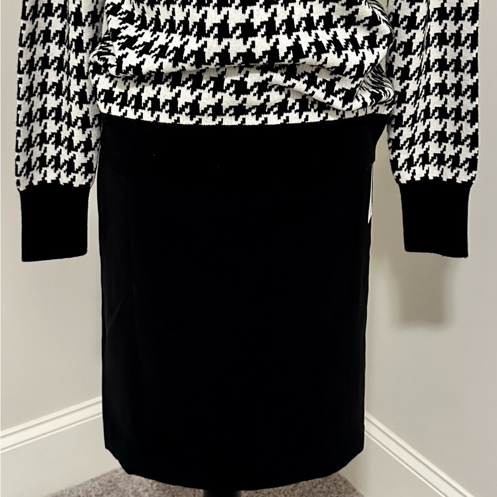 NWT Ann Taylor Black Bi-Stretch Skirt.  Size 8P.